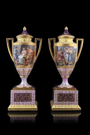 Manifattura di Vienna, inizio secolo XX. Coppia di vasi biansati con coperchio