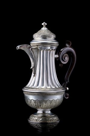 Teiera in argento di forma piriforme a corpo costolato. Base circolare, coperch