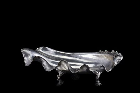 Centrotavola in argento sbalzato e inciso a forma di conchiglia, poggiante su t