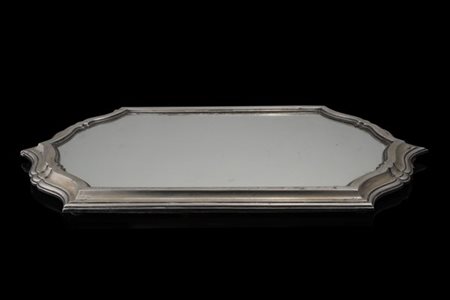 Centrotavola con fondo a specchio in argento, bordo sagomato. Titolo 800 (cm 60