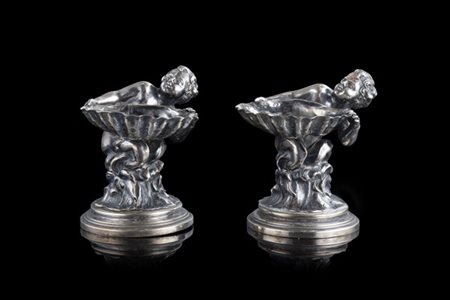 Coppia di saliere in argento a forma di tritone a tutto tondo che sorregge valv