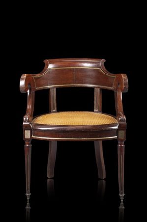 Poltrona a pozzetto in mogano filettata in metallo dorato con seduta incannucci