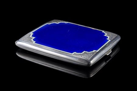 Porta sigarette in argento con coperchio smaltato blu, cesellato a fiori negli