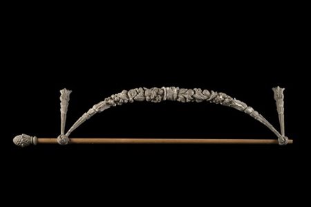 Antico fregio in legno intagliato e laccato decorato a festone con fiori e frut