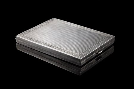 Portasigarette in argento con base e coperchio scanalati e decorati nei bordi a