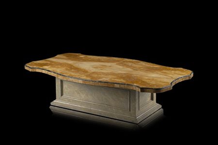 Piano di forma sagomata in marmo giallo di Siena con ciglio in marmo verde Alpi