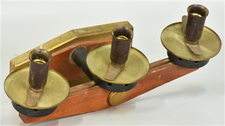 APPLIQUE a tre fuochi, in legno e metallo, cm 12x23 Italia, XX secolo Da...