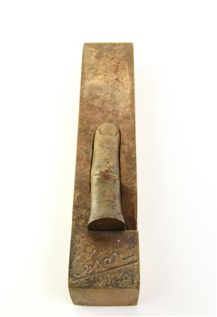 César L'INDEX bronzo, cm 22x4x2,5; es. 54/600 firma e tiratura sul fondo:...