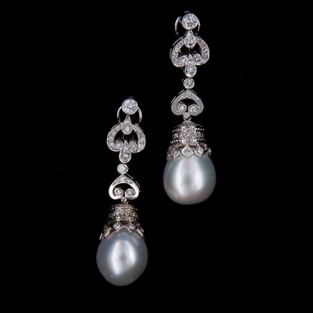 Coppia di orecchini pendenti in oro bianco, diamanti e perle South Sea