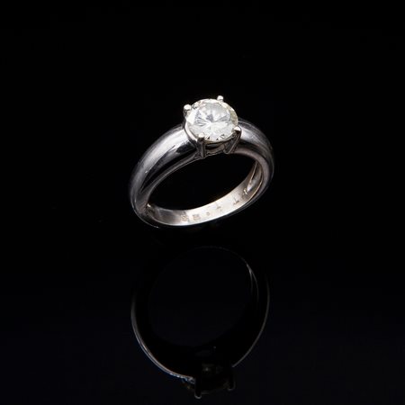 Anello solitario in oro bianco con diamante centrale