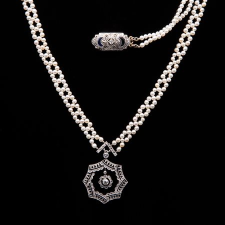Girocollo con pendente in oro bianco, diamanti, due fili di perle e zaffiri