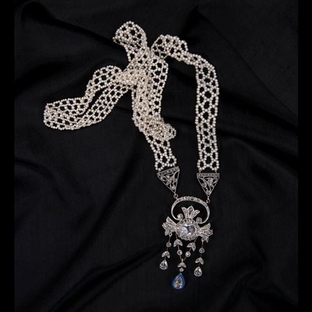 Antica collana lunga in microperle infilate a cui è appesa una spilla in oro, argento e diamanti con tre pendenti
