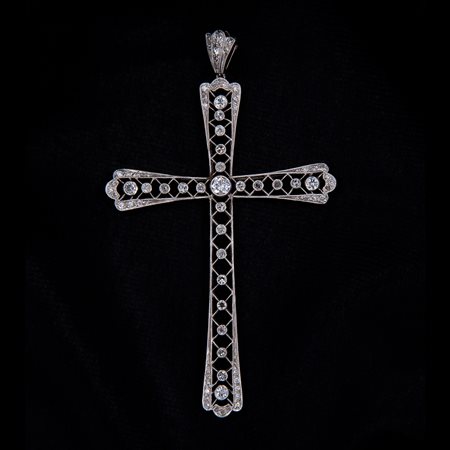 Ciondolo a croce traforata in oro bianco e diamanti