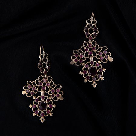 Coppia di orecchini pendenti in oro giallo e granati, antica manifattura siciliana del XVII secolo