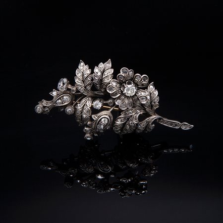 Spilla in forma di fiorre e foglie, in oro giallo, argento e diamanti