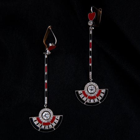 Orecchini decò in platino, oro giallo, diamanti e smalti 