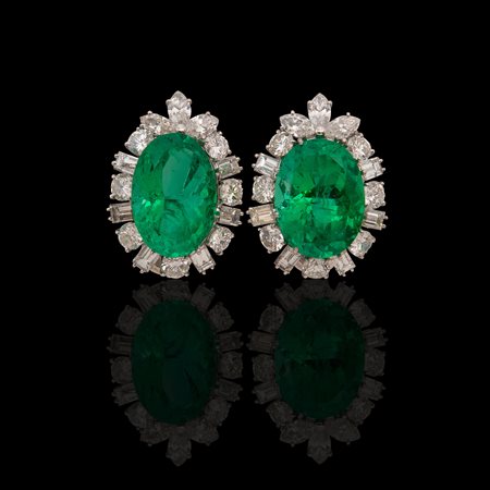 Eccezionale coppia di orecchini in oro bianco, diamanti e due grandi smeraldi colombiani