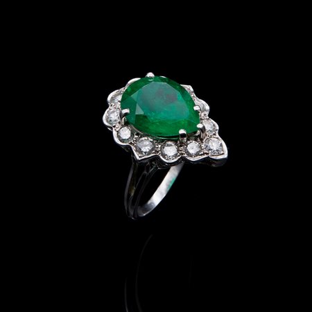 Anello in oro bianco, diamanti e grande smeraldo colombiano