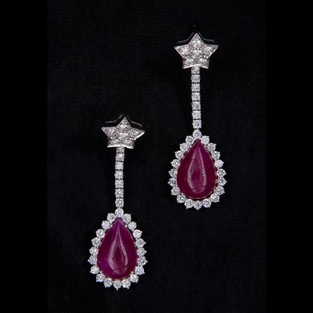 Orecchini pendenti con stella in oro bianco, diamanti e rubini