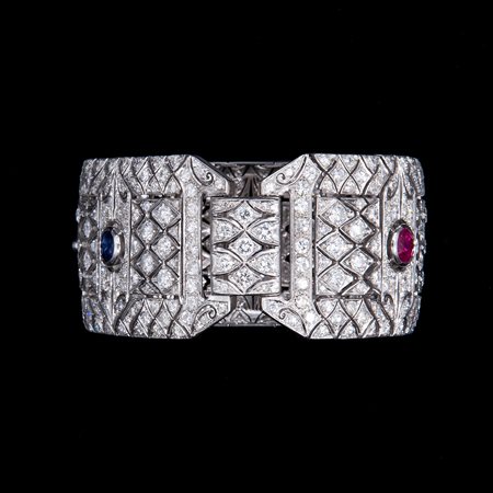 Bracciale in oro bianco, diamanti, due zaffiri e un rubino centrale