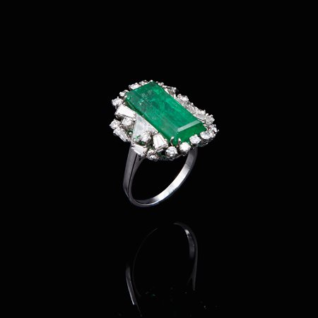 Anello in oro bianco, smeraldo e diamanti
