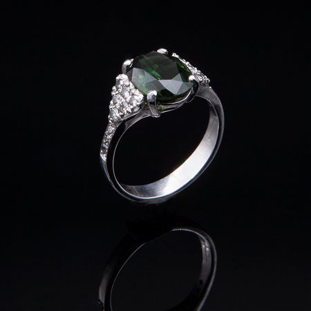 Anello in oro bianco, diamanti e zaffiro verde australiano