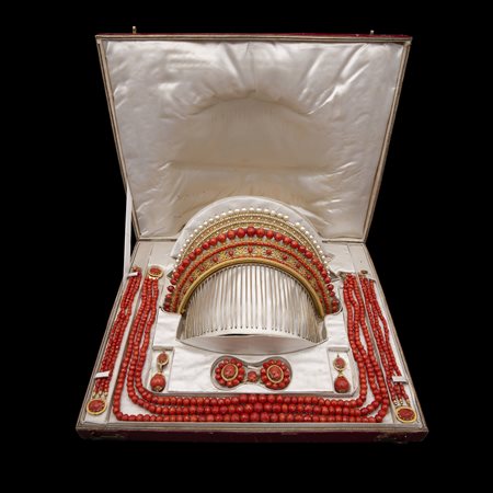 Grande parure napoleonica in corallo mediterraneo, oro e perle