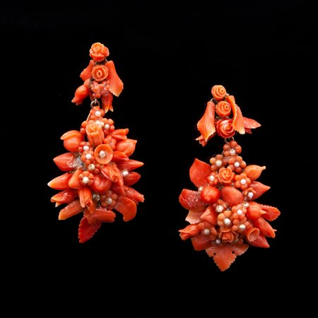 Antichi orecchini in oro giallo e microperle