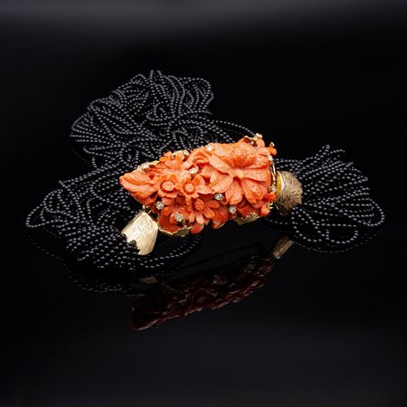 Collana a torchon in onice, oro giallo e corallo inciso