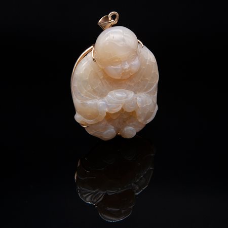 Ciondolo in oro giallo e opale nobile in figura di Buddha