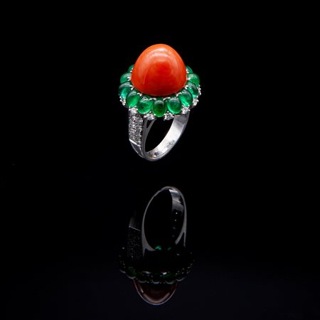 Anello in oro bianco, corallo, diamanti e smeraldo