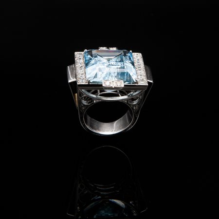 Anello in oro e acquamarina