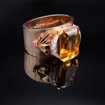 Bracciale rigido a fascia in oro giallo, grande quarzo, diamanti e rubini