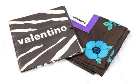 VALENTINO                     FOULARD IN SETA anni 70