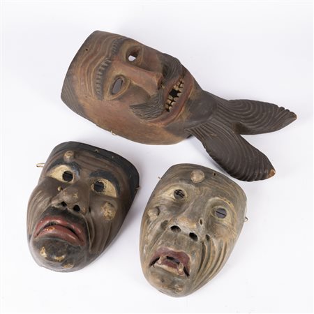 Tre maschere in legno intagliato