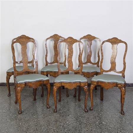 Set completo di sei sedie in noce con intarsio floreale