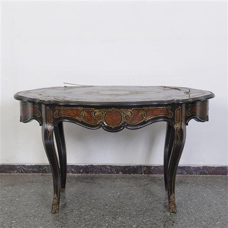Tavolo in stile Boulle in legno ebanizzato con intarsio in tuia