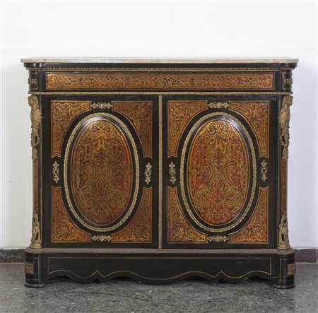Credenza a due ante in stile Boulle, in legno ebanizzato con piano in marmo e finiture in bronzo