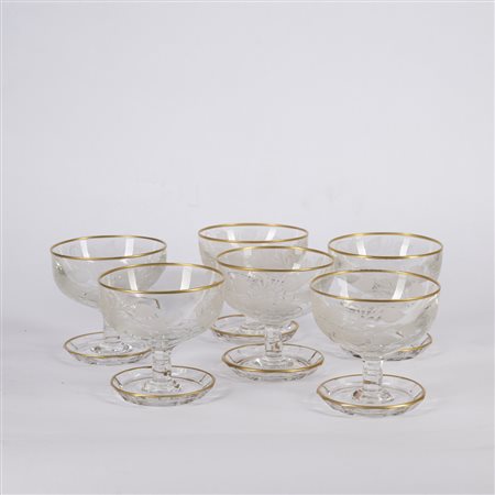 Sei coppe in cristallo con bordi dorati e decoro floreale