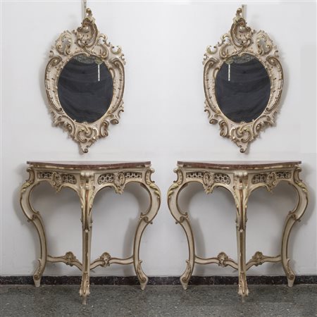 Coppia di consolle con piano in marmo e specchiera, in legno laccato e dorato