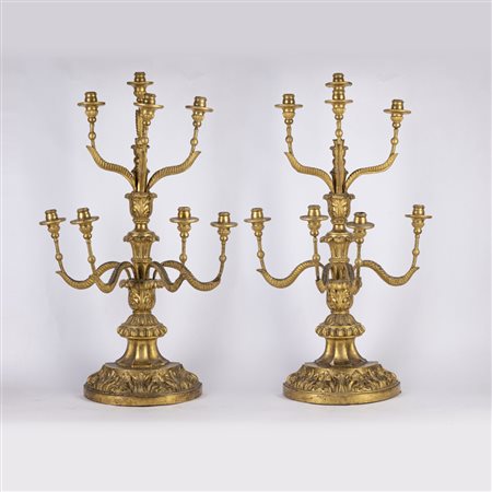 Coppia di candelabri in legnoscolpito e dorato a otto fiamme