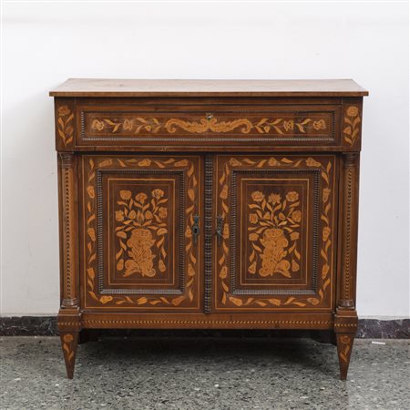 Credenza anglo-olandese in noce con intarsio floreale