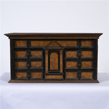 Piccolo monetiere in noce con profili in legno ebanizzato