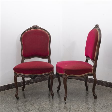 Coppia di sedie da parata in noce con schienale e seduta imbottiti