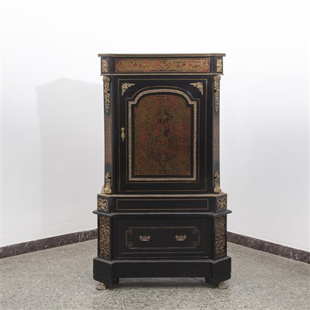 Credenza a due corpi in stile Boulle in legno ebanizzato con finiture in bronzo dorato