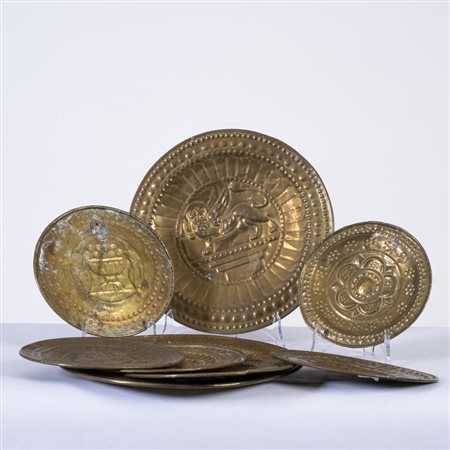Lotto di otto piatti da elemosina in ottone sbalzato