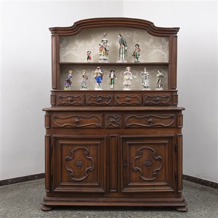 Piattaia in noce con cassetti e ante pannellate