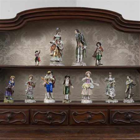 Undici figure in porcellana policroma raffiguranti personaggi