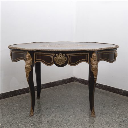 Tavolo scrittoio in legno ebanizzato con applicazioni in bronzo