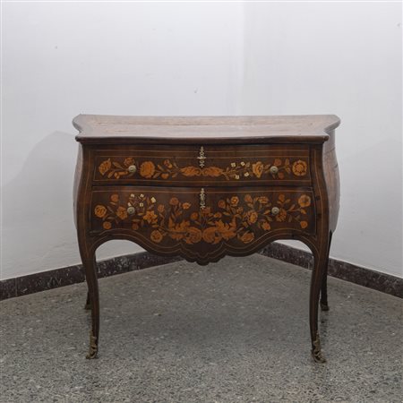 Comode in noce con intarsio floreale